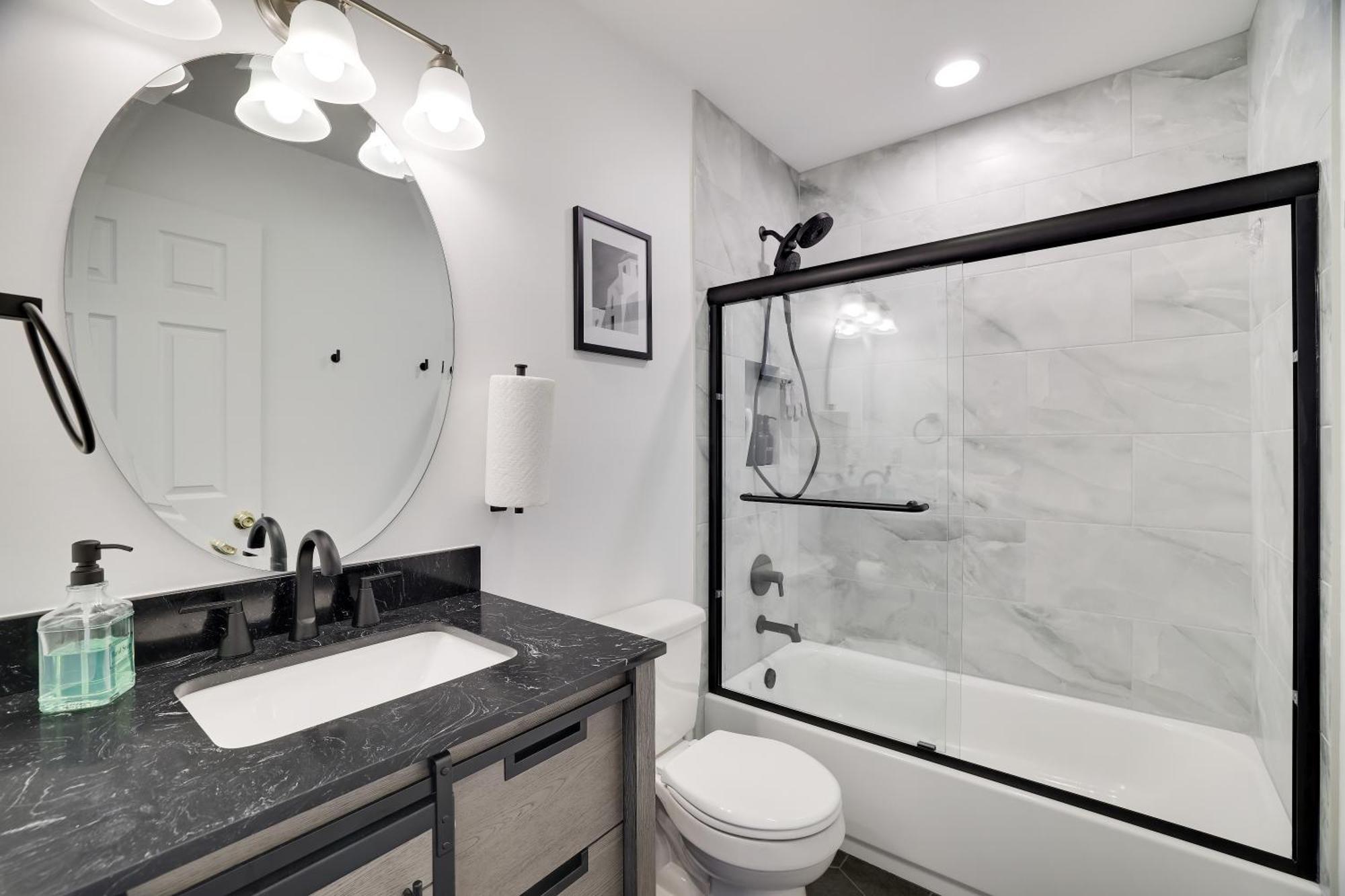 30 Day Minimum - Private Creekside Solace Holiday home