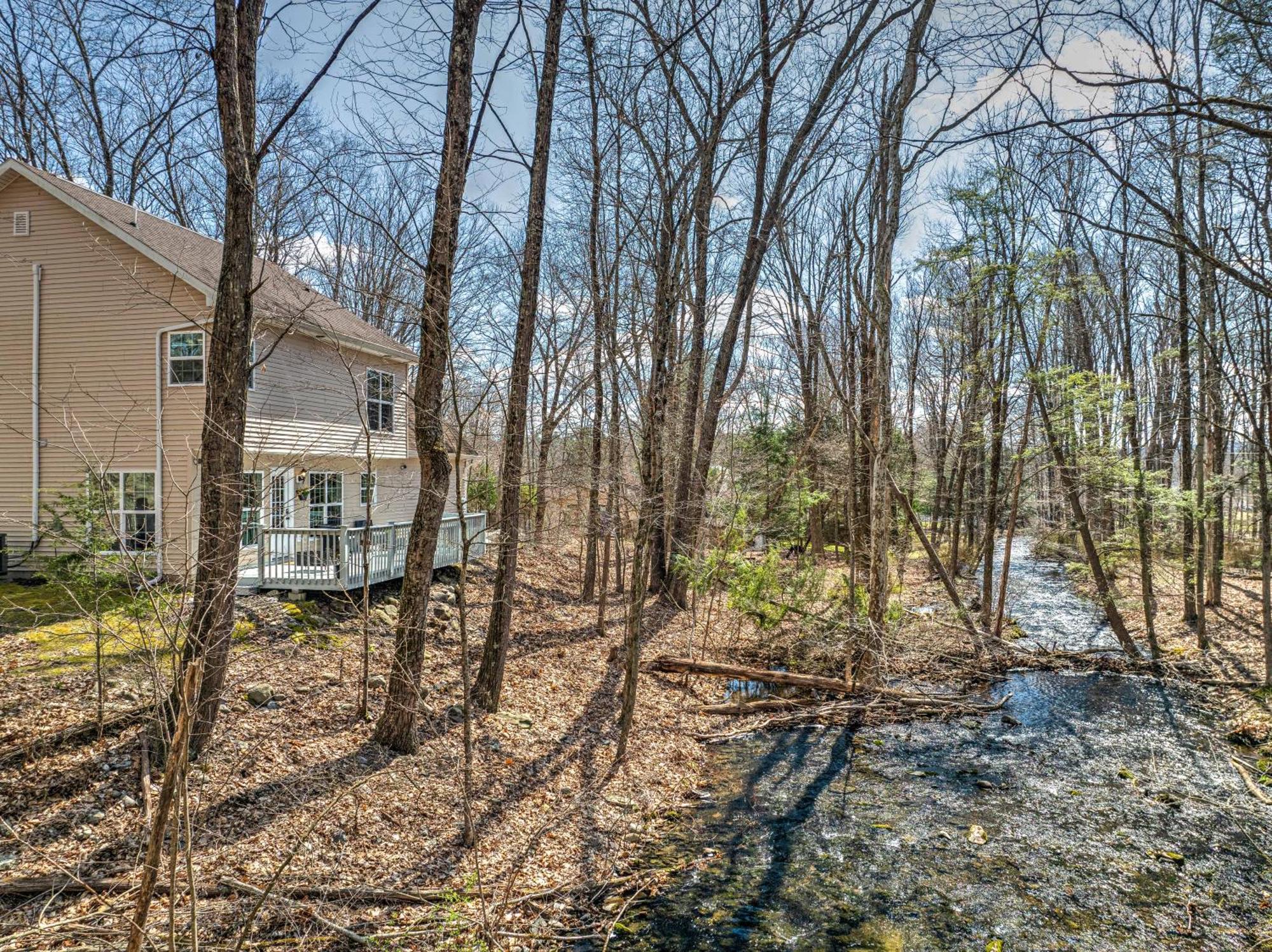 30 Day Minimum - Private Creekside Solace East Stroudsburg